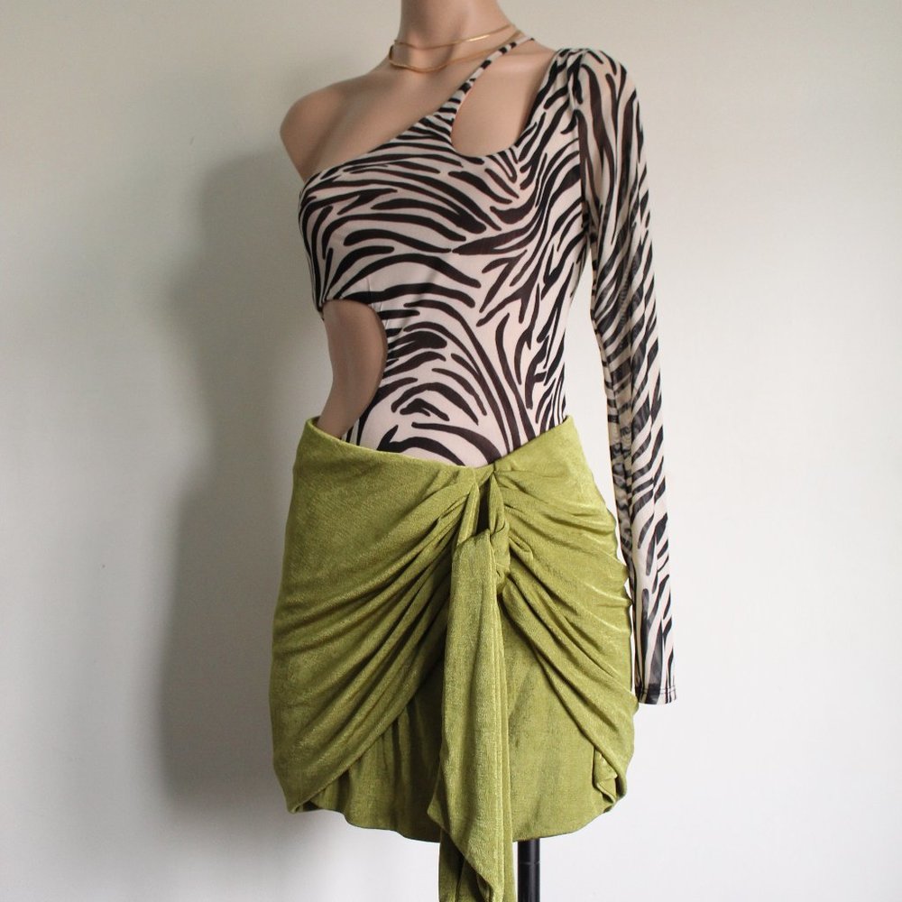 🆕️It Girl Collection// Green Skirt - Picture 3 of 11